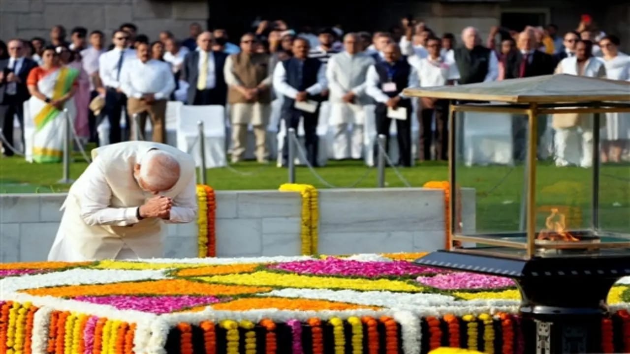 दिल्ली में राजघाट व विजय घाट पर प्रार्थना सभा का आयोजन